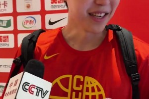 杨瀚森接受采访遭王俊杰“偷袭”😂随即调侃后者是亚一锋~